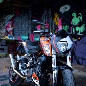 Motocicleta Estilosa en Graffiti Urbano