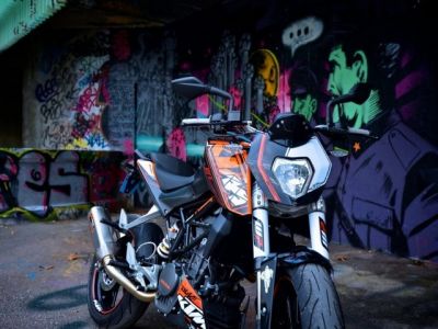 Motocicleta Estilosa en Graffiti Urbano