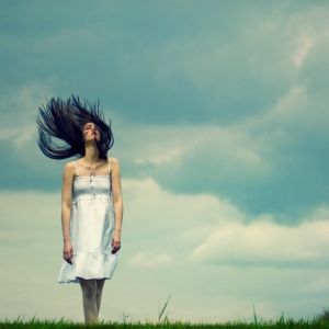 Chica en Vestido Fluyente