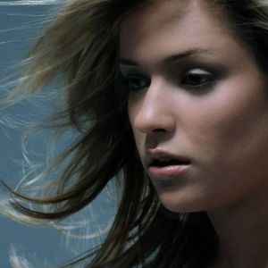 Chica Hermosa con Cabello Fluyente