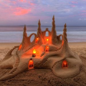 Hermoso castillo de arena al atardecer