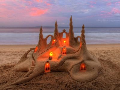 Hermoso castillo de arena al atardecer