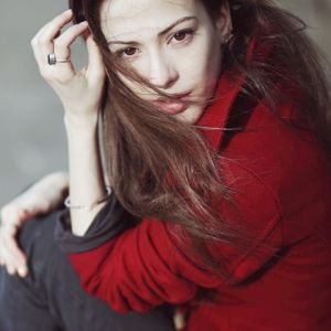 Mujer Elegante en Rojo