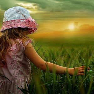 Niña en un Campo al Atardecer