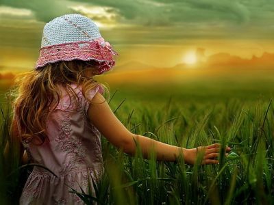 Niña en un Campo al Atardecer
