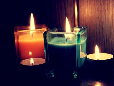 Velas Coloridas en Luz Suave