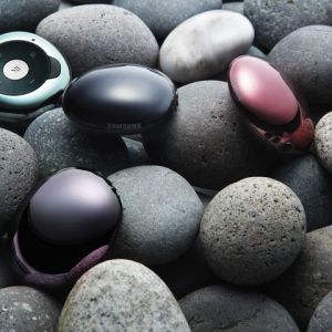 Auriculares Samsung sobre piedras