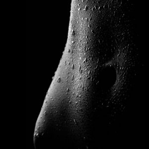 Silhouette Elegante con Gotas de Agua
