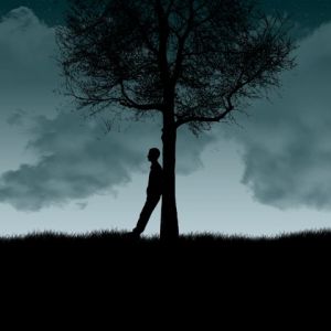Silueta bajo un árbol
