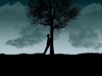 Silueta bajo un árbol