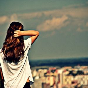 Chica Mirando el Paisaje Urbano