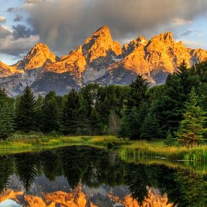 Majestuosa Reflexión Montañosa