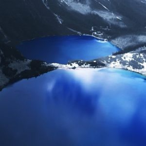 Impresionantes Lagos Azules en Montañas