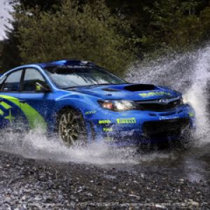 Coche Rally Azul Salpicando Agua