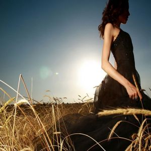 Mujer Elegante en la Naturaleza
