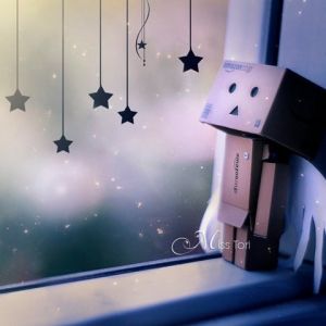 Linda Figura Danbo Junto a la Ventana