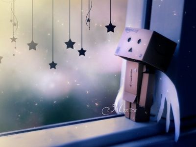 Linda Figura Danbo Junto a la Ventana