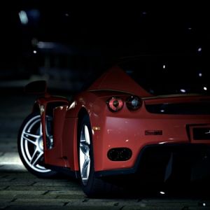 Coche Deportivo Rojo de Noche