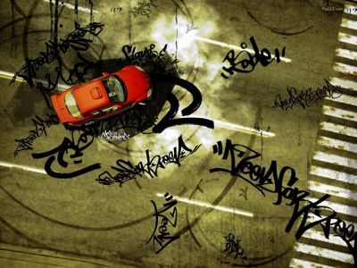 Coche rojo con graffiti