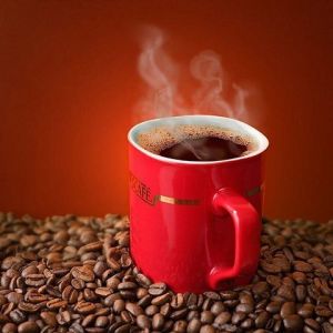 Café Humeante en Taza Roja