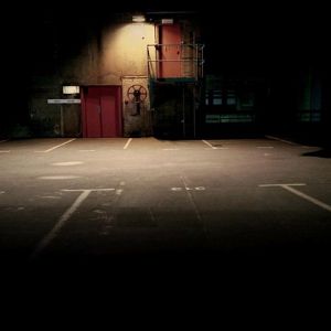 Estacionamiento Oscuro y Misterioso