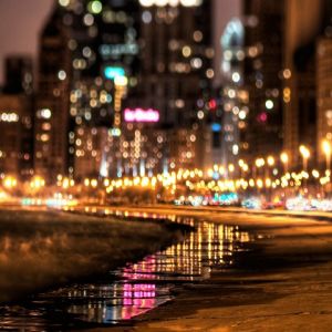 Reflejos de luces nocturnas de la ciudad