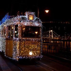 Tranvía Decorado Festivamente de Noche