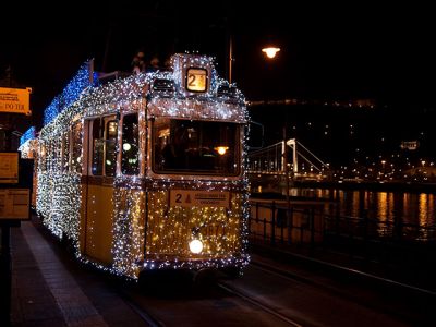 Tranvía Decorado Festivamente de Noche