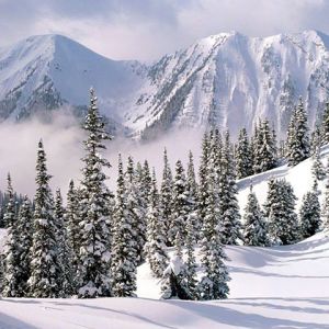 Paisaje montañoso nevado