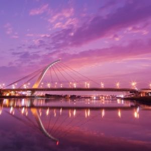Impresionante puente al atardecer