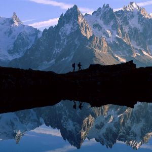 Majestuosa reflexión de montañas