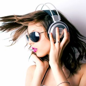 Chica Estilosa con Auriculares
