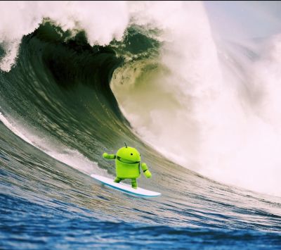 Android surfista en una ola