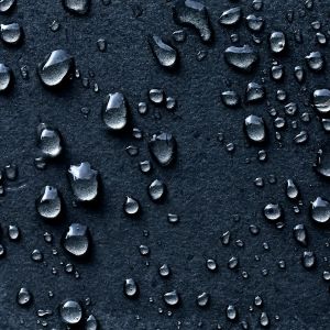 Gotas de agua sobre superficie oscura