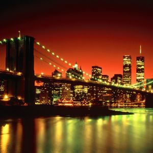Vista nocturna del Puente de Brooklyn