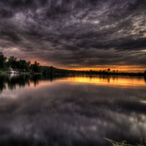 Atardecer Sereno sobre el Agua