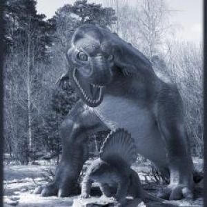 Escultura de dinosaurio en la naturaleza