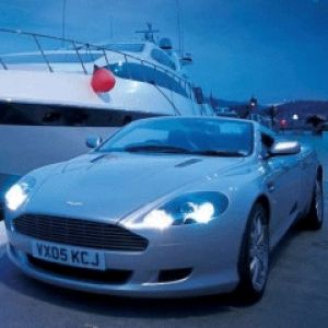Coche deportivo Aston Martin de noche