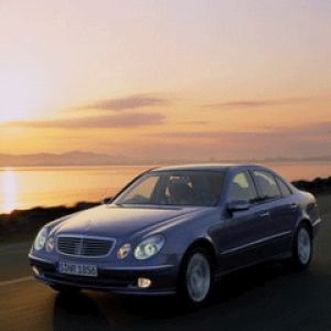 Coche Mercedes al atardecer