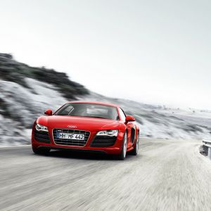 Audi R8 Rojo en un Camino Escénico