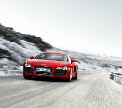 Audi R8 Rojo en un Camino Escénico