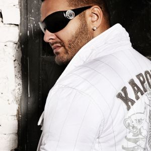 Hombre Estiloso con Gafas de Sol