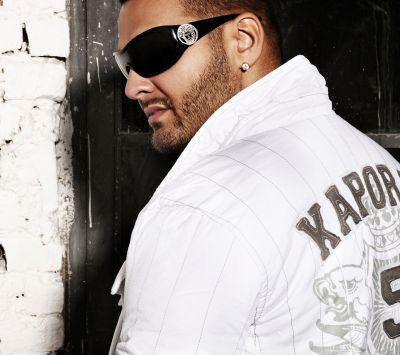 Hombre Estiloso con Gafas de Sol