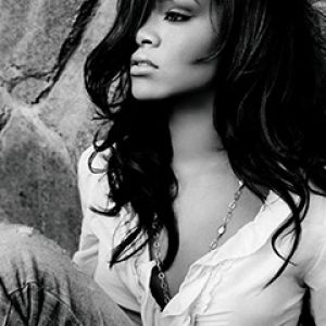 Retrato Elegante en Blanco y Negro