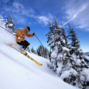 Aventura de Esquí en Montañas Nevadas