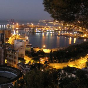 Vista nocturna de la ciudad portuaria