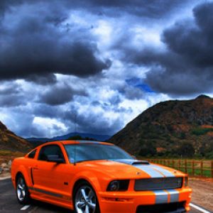 Mustang GT Naranja en Camino Escénico