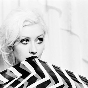 Retrato Elegante en Blanco y Negro