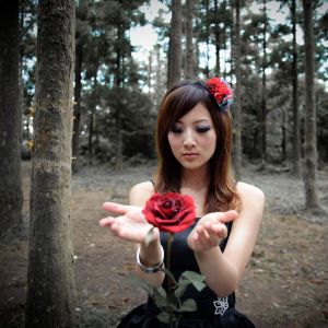 Chica Sosteniendo una Rosa Roja