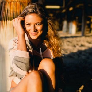 Chica Sonriente en la Playa